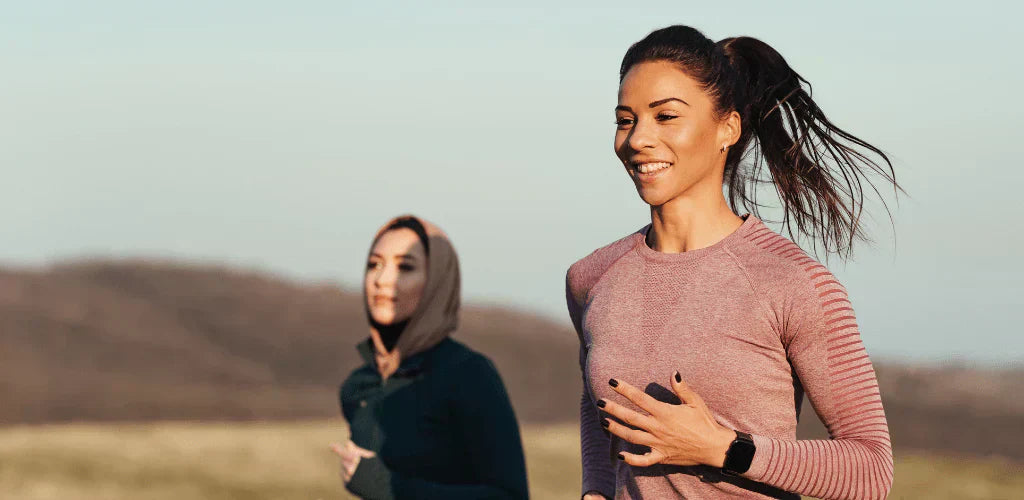 Descobre os benefícios da maca para as mulheres e como pode apoiar o equilíbrio hormonal, a libido, a fertilidade, a energia e o bem-estar emocional.