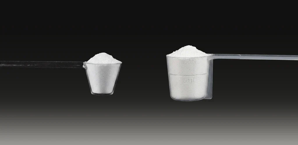 Comparação entre a creatina em pó Aldous 200 Mesh e 500 Mesh. Duas colheres doseadoras cheias de creatina.