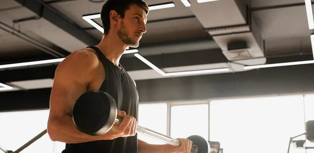 Pessoa a preparar creatina antes ou depois do treino numa rotina de suplementação desportiva.