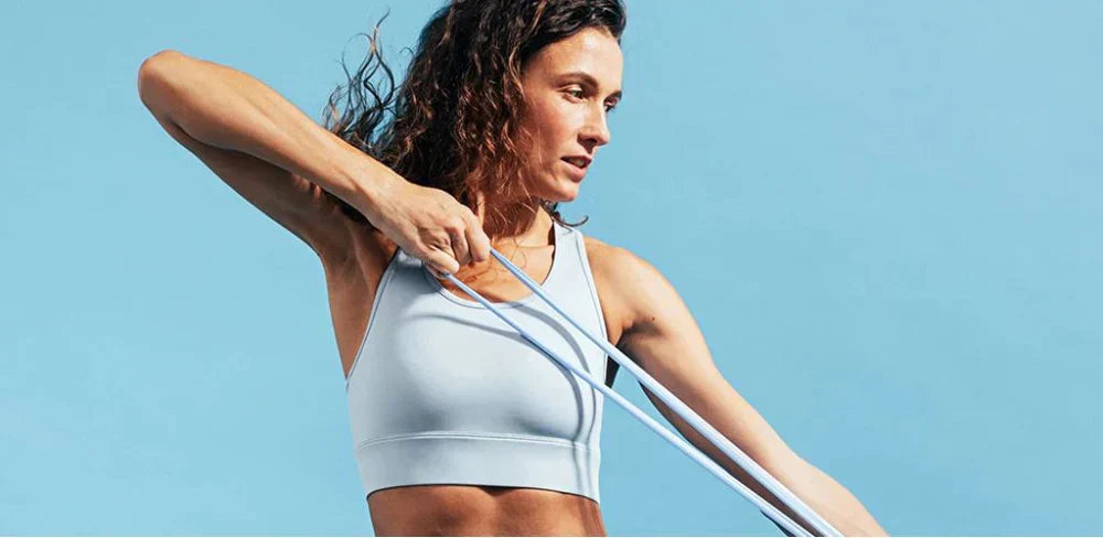 Desportista a preparar a sua rotina de suplementação com ómega 3 para apoiar o rendimento e a recuperação muscular.